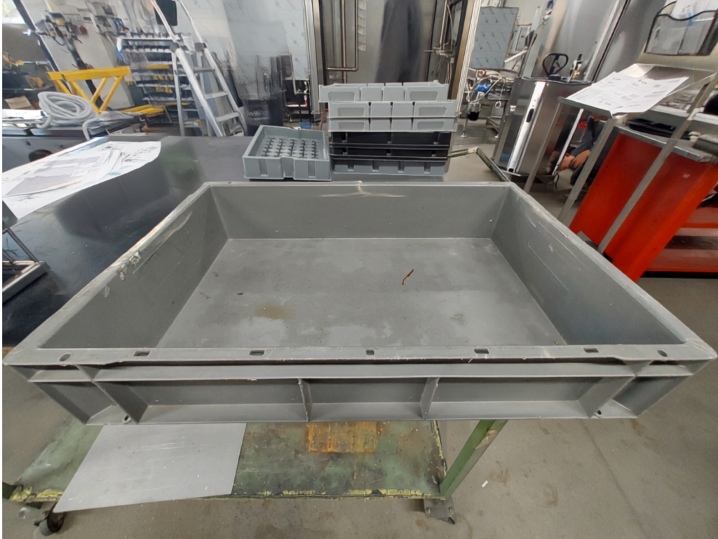 Tunnel de lavage industriel Teknox pour le lavage des caisses en plastique.